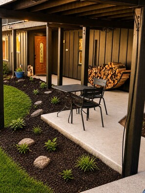 Outdoor dining - Luxury Modern Log Retreat on 3 Acres with Hot Tub, Theater, 2 Miles to Downtown (Leavenworth)