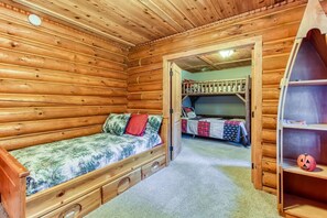 6 bedrooms, travel cot, WiFi, bed sheets - Luxury Modern Log Retreat on 3 Acres with Hot Tub, Theater, 2 Miles to Downtown (Leavenworth)