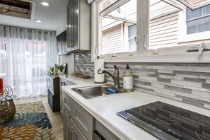 Een koelkast, een magnetron, een oven, een kookplaat