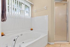 Bathtub, hair dryer - Villa Casa Bella Modern Canalfront Home with Pool (Cape Coral)
