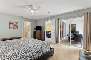 3 bedrooms, iron/ironing board, WiFi - Villa Casa Bella Modern Canalfront Home with Pool (Cape Coral)