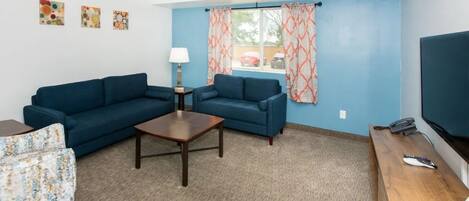 Fernseher, Tischtennisplatte, Bücher