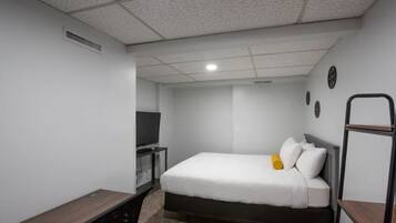 2 habitaciones, escritorio, tabla de planchar con plancha y wifi