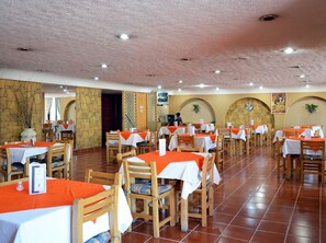 供应早餐、午餐和晚餐