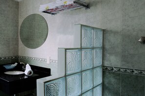 Junior eenpersoonskamer, 1 kingsize bed, privébadkamer | Badkamer | Een douche, gratis toiletartikelen, een haardroger, handdoeken