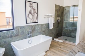 Badewanne, Haartrockner, Handtücher, Seife