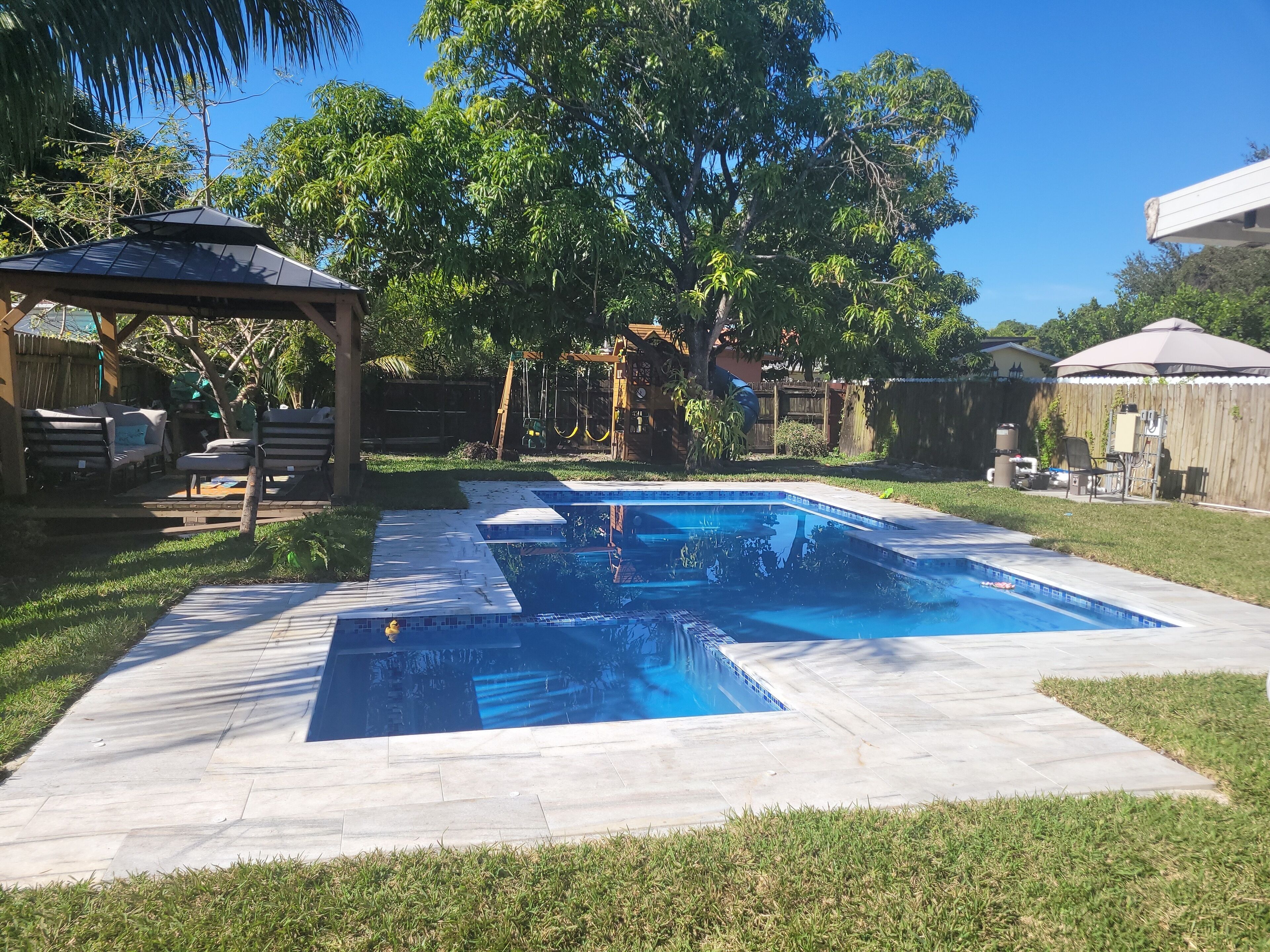 حمّام سباحة خارجي، حمّام سباحة مُدفَّأ