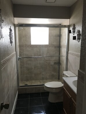 Combined shower/tub, towels, toilet paper