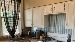 Appartement (Cozy, homey 1 bedroom home near Dormo) | Privékeuken | Een koffiezetapparaat/waterkoker, een koelkast, een magnetron