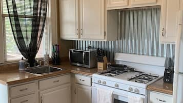Apartemen (Cozy, homey 1 bedroom home near Dormo) | Dapur pribadi | Lemari es, microwave, dan mesin pembuat kopi/teh
