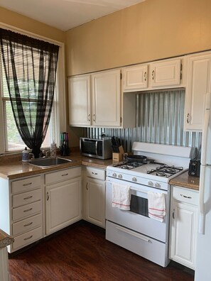 Departamento (Cozy, homey 1 bedroom home near Dormo) | Cocina privada | Refrigerador, microondas, cafetera y tetera y utensilios de cocina