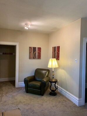 Apartment (Cozy, homey 1 bedroom home near Dormo) | Wohnzimmer | Fernseher