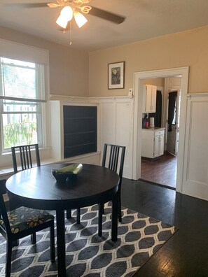 Apartment (Cozy, homey 1 bedroom home near Dormo) | Eigene Küche | Kühlschrank, Mikrowelle, Wasserkocher mit Kaffee-/Teezubehör