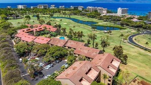 Un complexe hôtelier comprenant plusieurs bâtiments, un terrain de golf et offrant une vue sur l’océan.