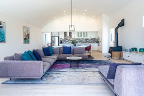 Televisión y chimenea 