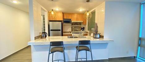 Réfrigérateur, micro-ondes, four, plaque de cuisson