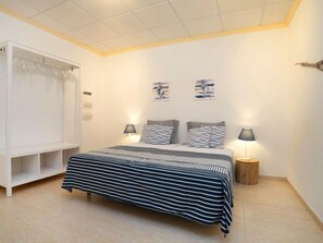5 slaapkamers, een strijkplank/strijkijzer, wifi