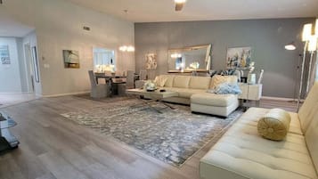 TV connectée, table de tennis de table, livres