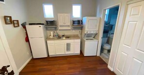 Refrigerador, microondas, parrilla de estufa y cafetera y tetera
