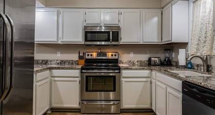 Pool, Hiking Trails & Pond, Ping Pong, Games! Close to SDC, Shows, Shopping