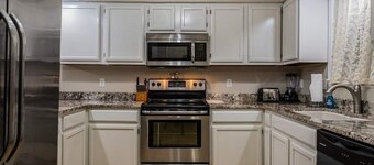 Pool, Hiking Trails & Pond, Ping Pong, Games! Close to SDC, Shows, Shopping