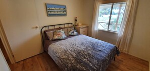 3 bedrooms, desk, iron/ironing board, WiFi