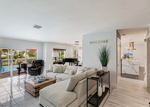 Smart TV, books, streaming services - HEATED POOL WATERFRONT GULF ACCESS 4BR 3.5BA LUXURY FLORIDA HOME NEAR BEACH š¬
(Port Charlotte)