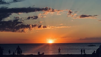 靠近海滩、沙滩椅、沙滩毛巾