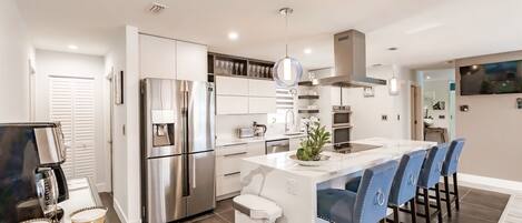 Kylskåp, mikrovågsugn, ugn och spishäll