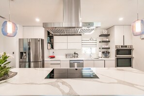 Refrigerador, microondas, horno y parrilla de estufa