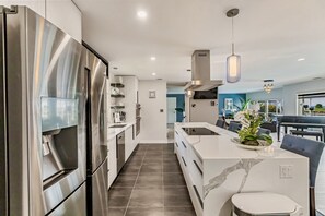 Fridge, microwave, oven, stovetop - HEATED POOL WATERFRONT GULF ACCESS 4BR 3.5BA LUXURY FLORIDA HOME NEAR BEACH š¬
(Port Charlotte)