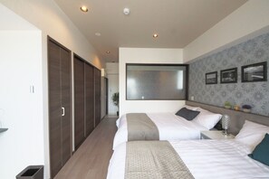 Desk, laptop workspace, free WiFi, bed sheets - Sakuraya (Okinawa)