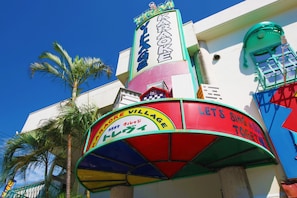Un bâtiment orné d’une enseigne colorée sur laquelle on peut lire « KARAKOYA » et « VILLAGE DE KARAKOYA ».