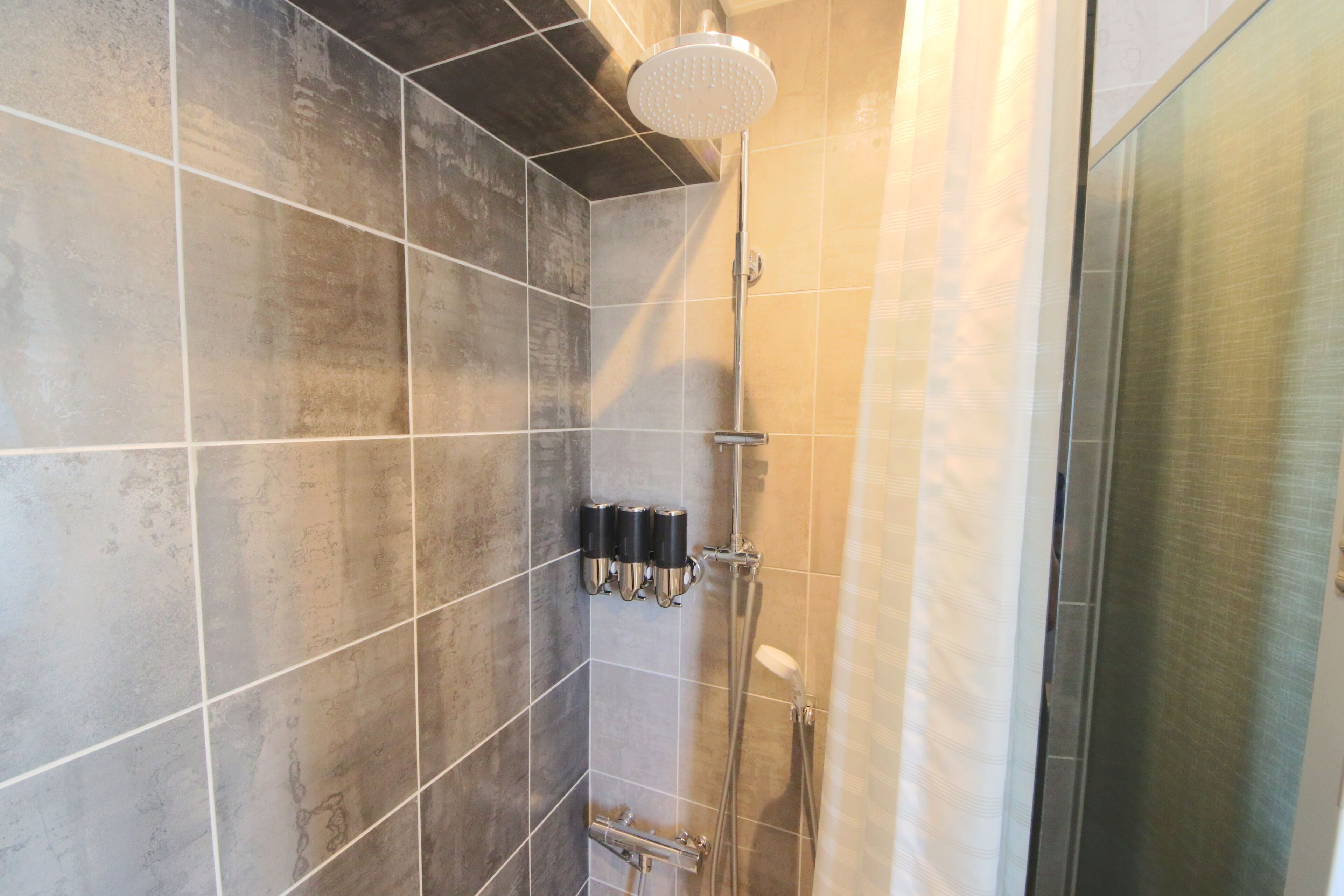 Standard Twin Room, 2 Double Beds | Bathroom