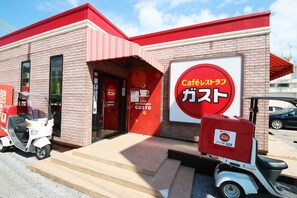 Outdoor dining - Sakuraya (Okinawa)