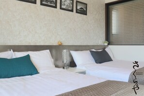 Desk, laptop workspace, free WiFi, bed sheets - Sakuraya (Okinawa)