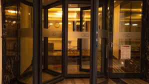 Una puerta giratoria con paneles de vidrio y un letrero que indica un 14-kurhal.