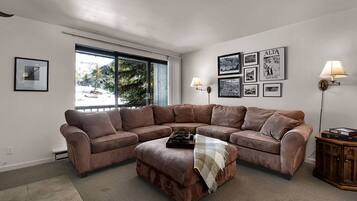 Televisión, chimenea, libros y estéreo