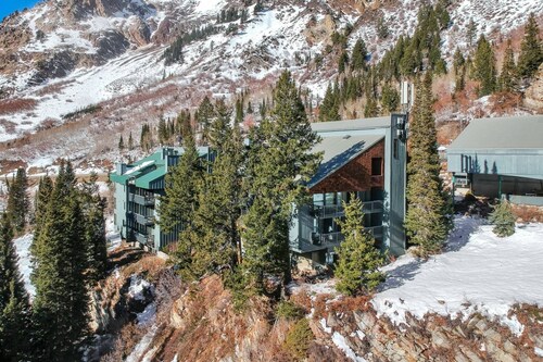 Alta Hellgate Condo: Between Snowbird & Alta, Hot Tub, BBQ, Free Parking, Hike & Ski Heaven!