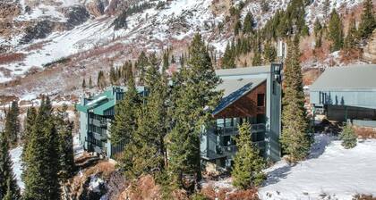 Alta Hellgate Condo: Between Snowbird & Alta, Hot Tub, BBQ, Free Parking, Hike & Ski Heaven!