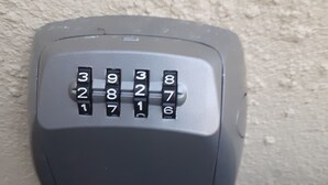 A keypad with numbers 1-9 and 0, used for entering a code. - Chalet 100 m from the little sea of Gâvres (Riantec)