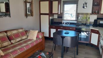 Een koelkast, een microgolfoven, een oven, een kookplaat