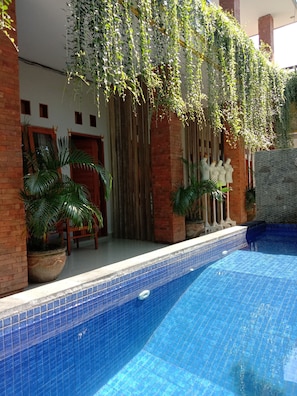 Hồ bơi ngoài trời