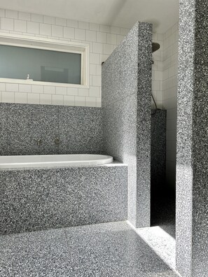 Ensemble douche/baignoire, sèche-cheveux, serviettes fournies, savon