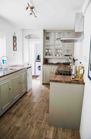 Fridge, microwave, oven, stovetop - Charming 3 bedroom cottage in heart of Southwold (Southwold)