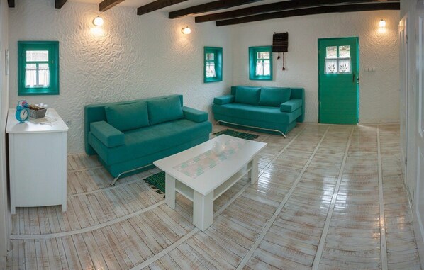 Apartment, 2 Bedrooms | Living room