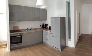 Kühlschrank, Mikrowelle, Ofen, Geschirrspüler