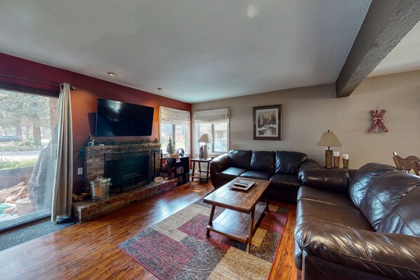 تلفزيون، مدفأة، مشغل دي في دي