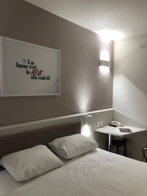 Individually decorated, individually furnished, desk, soundproofing - ACE Hôtel Travel Fabrègues - A9 Montpellier Sud (Fabregues)