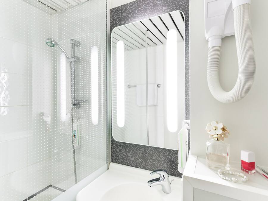 Regadera, amenidades de baño gratuitas, secadora de cabello, toallas
